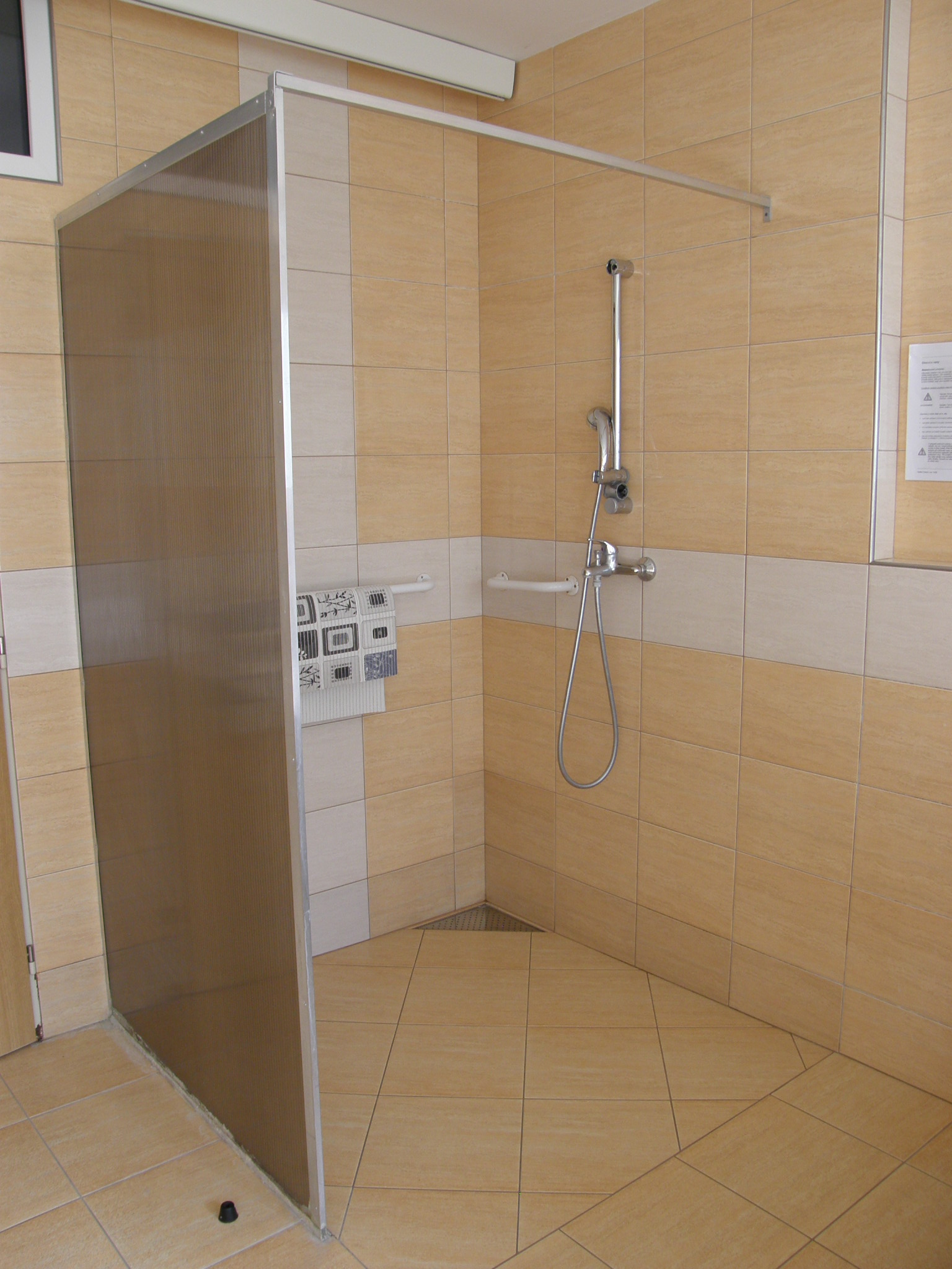 Sprchový kout ve středisku osobní hygieny.